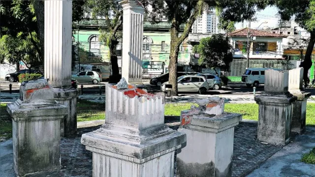 Imagem ilustrativa da notícia Monumento histórico é destruído na Praça da República
