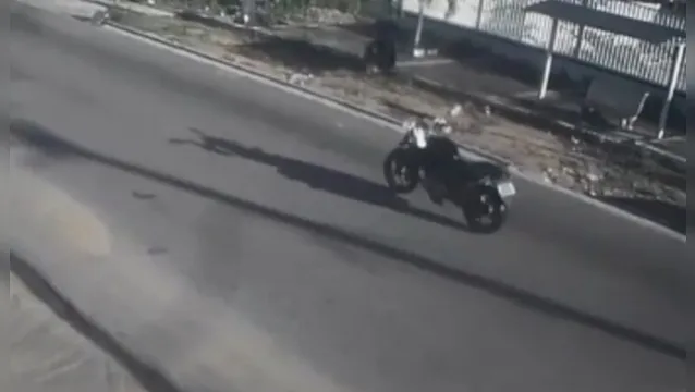 Imagem ilustrativa da notícia Moto sem piloto assusta moradores ao passar em estrada; veja o vídeo!
