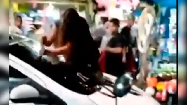 Imagem ilustrativa da notícia Vídeo: mulher pega marido com outra e quebra carro em Icoaraci