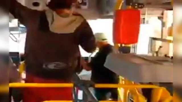 Imagem ilustrativa da notícia Vídeo: homem com faca expulsa passageiro sem máscara de ônibus