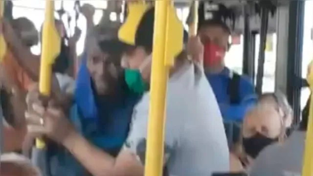 Imagem ilustrativa da notícia Homem é expulso de ônibus por não usar máscara e cuspir em passageiros