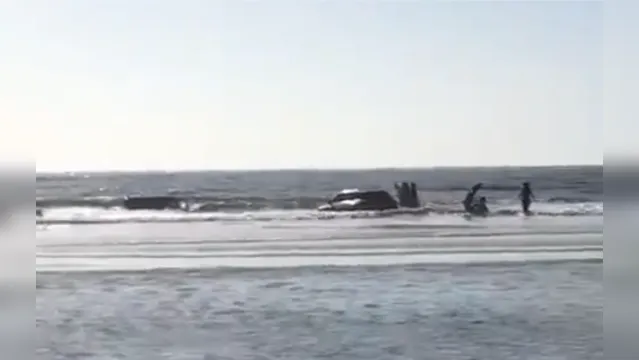 Imagem ilustrativa da notícia Banhistas amanhecem na praia e maré de Salinas engole carros de luxo
