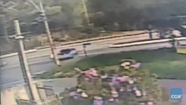 Imagem ilustrativa da notícia Vídeo impressionante mostra motociclista ‘voando’ após colidir contra carro