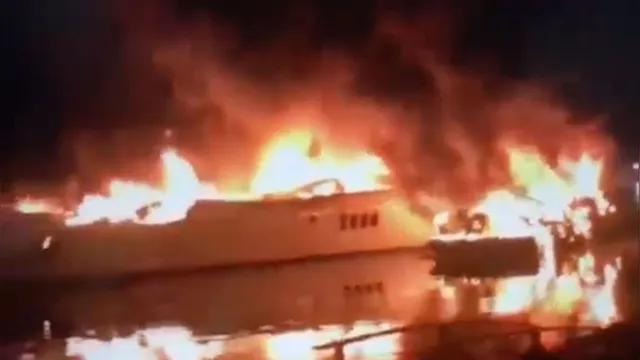 Imagem ilustrativa da notícia Vídeo mostra lanchas consumidas pelo fogo em condomínio de luxo; veja!
