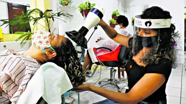 Imagem ilustrativa da notícia Salões e barbearias redobram cuidados com a nova rotina