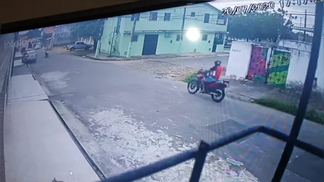 Imagem ilustrativa da notícia Motociclista tenta sequestrar criança de 10 anos na rua. Veja o vídeo!