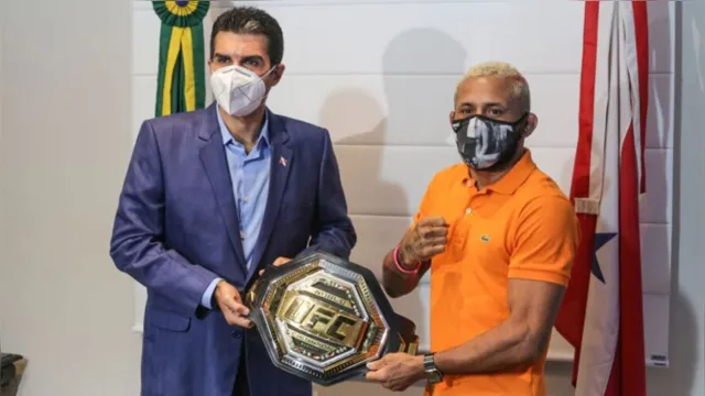 Imagem ilustrativa da notícia Paraense campeão do UFC recebe honraria do Estado