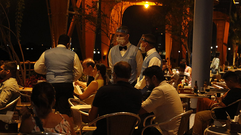 
        
        
            Veja imagens de restaurantes e bares de Belém na primeira noite de
reabertura
        
    