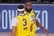 LeBron e Davis, a temida dupla do Lakers: ala-pivô dessa vez foi o destaque na vitória.