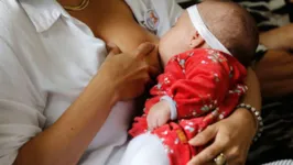 Amamentação reduz mortalidade infantil e risco de câncer de mama
