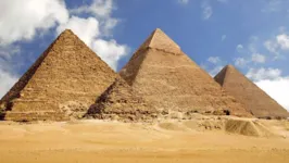 Existem mais de 100 pirâmides, a mais famosa é a Grande Pirâmide de Gizé, ela foi construída como túmulos, um local de descanso final para a realeza do Egito.