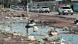 Lixo, urubus e chorume se espalham por terreno localizado na rodovia Arthur Bernardes.