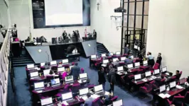 Deputados ainda negociam candidaturas ao pleito municipal.