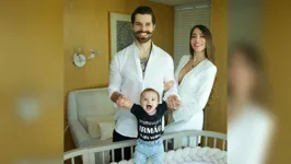 Os dois já são pais do pequeno Ravi, que agora foi promovido a irmão mais velho.