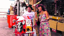 Gina Lobrista guarda com carinho reportagem em que foi capa do DIÁRIO em 2014, cantando no Ver-o-Peso. 