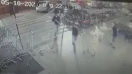 Imagens de câmeras de segurança do supermercado registraram o momento da chegada dos bandidos. 