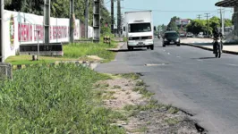 A buraqueira em alguns trechos da via deixa a situação ainda mais complicada, sobretudo no km 10.