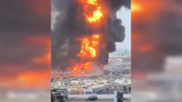 O incêndio foi causado em um depósito de óleo e pneus.