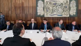 O presidente estava acompanhado de ministros, líderes no Congresso e do senador Márcio Bittar (MDB-AC).