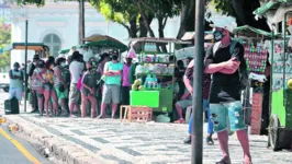 Cada cantinho com sombra é disputado na rua na tentativa de fugir do sol inclemente.
