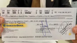 Imagem ilustrativa da notícia Pai e filha tentam compensar cheque falso de quase R$ 50 milhões e são presos