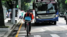 Nilton pedala mais de 10 horas por dia para conseguir pagar as despesas de casa