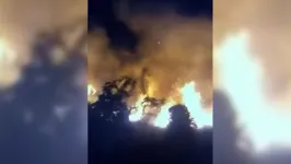 Imagem ilustrativa da notícia Incêndio toma conta de mata próxima a residencial em Outeiro. Veja!