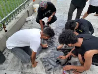 Imagem ilustrativa da notícia Skatistas se reúnem para remover pichações feitas na calçada da Basílica