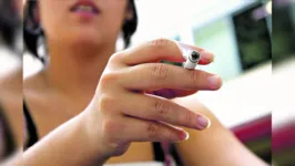 Elas passaram a fumar proporcionalmente mais do que os homens, de acordo com especialistas. 