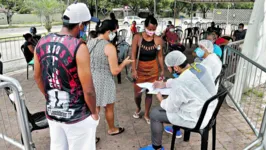 Movimentação em frente ao Hospital de Campanha. 