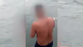 O homem é flagrado jogando as notas na água, em uma festa com mais de 350 pessoas. 