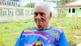 Celso Lecar, 84 anos, há três vive no Lar Socorro Gabriel, onde mantém uma rotina de caminhadas e leituras após enfrentar dificuldades.