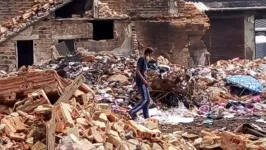 o local apresenta diversos focos de incêndio e ainda tem risco de desabamento de parte da estrutura.