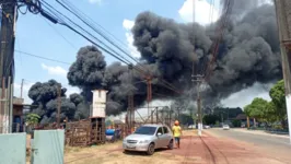 A forte fumaça foi vista por moradores de vários pontos da cidade. 