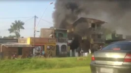 As primeiras informações são que uma casa teria sido tomada pelas chamas. 