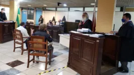 O julgamento de Hilton Filho (de camisa branca) iniciou na manhã desta quinta-feira (17).
