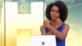A apresentadora fez o gesto símbolo do filme Pantera Negra.