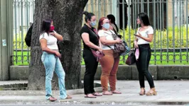 Pelas ruas da capital, é possível encontrar pessoas conversando ou andando sem o item de proteção.