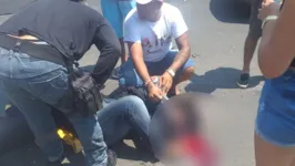 O condutor do carro fugiu sem prestar socorro à vítima.