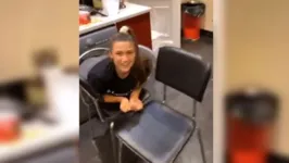 A mulher precisou da ajuda dos bombeiros para conseguir ficar livre da máquina. 