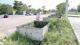 Área onde o parque revitalizado está completamente abandonado. 