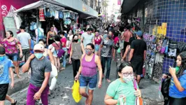 Pesquisadores dizem que mesmo com o pico da doença passando, ainda é necessário manter medidas para evitar contaminação. 