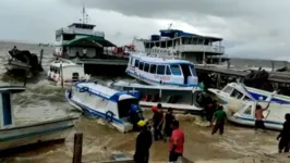 Com a chuva e fortes ventos, várias embarcações naufragaram. 