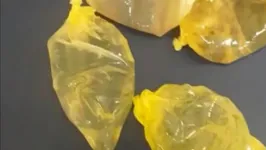 A droga estava acondicionada dentro de preservativos.