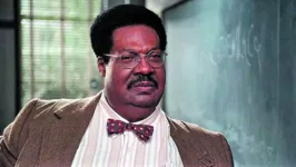 Eddie Murphy no papel icônico de professor Sherman Klump, na segunda versão, dos anos 1990. 