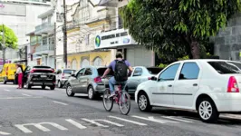 Em uma rápida circulada por Belém já dá pra ver várias situações de estacionamento irregular.