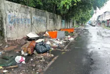 Pela via, no bairro da Marambaia, é possível encontrar móveis jogados nas calçadas, junto ao lixo

