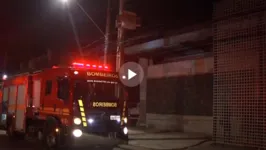 Imagem ilustrativa da notícia Incêndio atinge antiga boate no bairro do Reduto; assista a reportagem