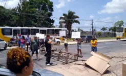Imagem ilustrativa da notícia Moradores fazem protesto e interditam avenida Augusto Montenegro 