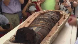 Tanto o sarcófago quanto a múmia estão em perfeitas condições.